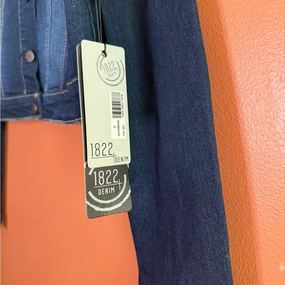 NWT 1822 Denim Cropped Distressed Jean Jacket Dark Wash. Women’s Size S - Picture 5 of 5